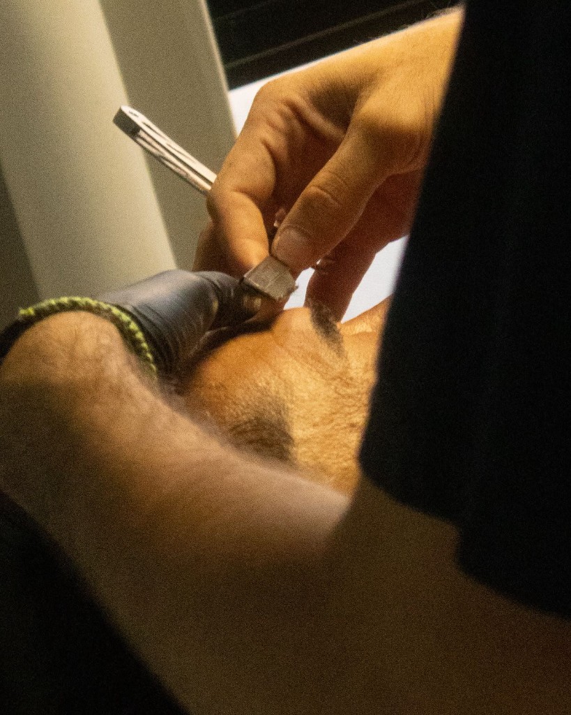 Detalle de corte con navaja en Tijeras Arias
