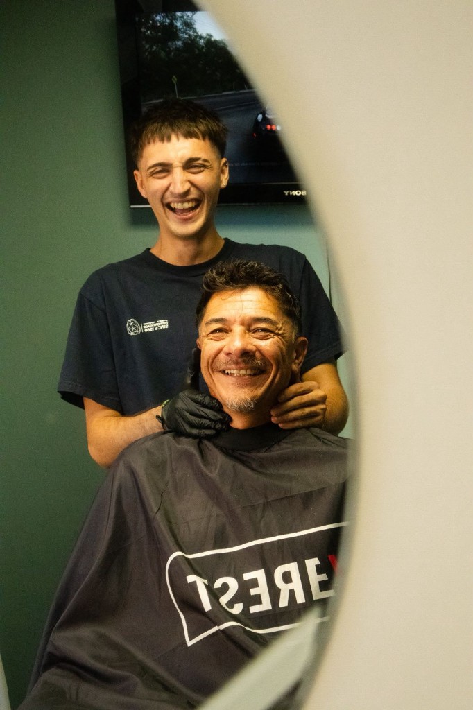 Barbero y cliente en Tijeras Arias